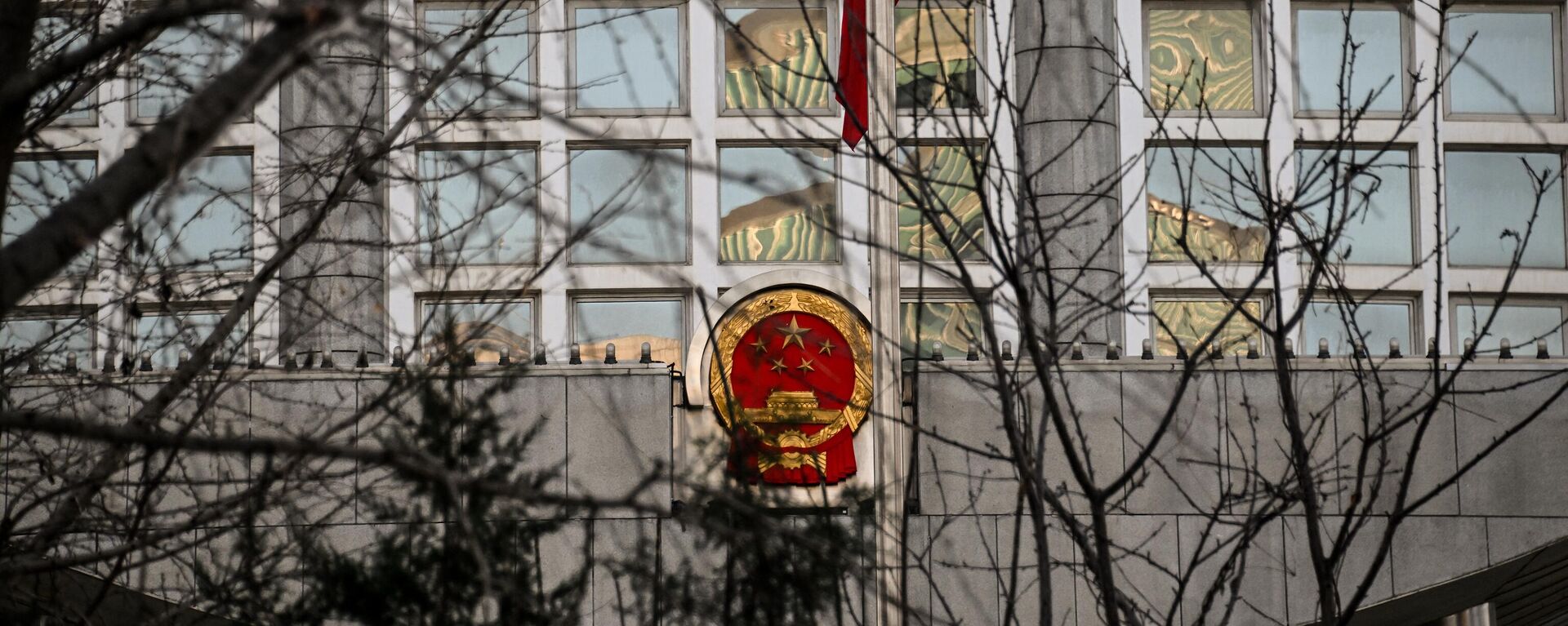 إنزال العلم الصيني حدادا على وفاة الزعيم الصيني السابق جيانغ تسه مين، في مبنى وزارة الخارجية الصينية في بكين في بتاريخ 1 ديسمبر 2022 - سبوتنيك عربي, 1920, 08.05.2023