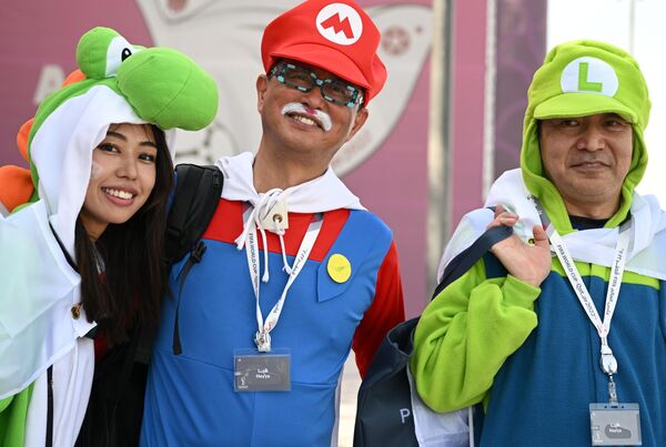 جماهير المنتخب الياباني قبل انطلاق مباراة دور المجموعات لكأس العالم بين اليابان وكوستاريكا، 27 نوفمبر 2022 - سبوتنيك عربي