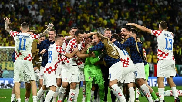 منتخب كرواتيا لكرة القدم يحتفل بتأهله لنصف نهائي بطولة كأس العالم 2022 بعد هزيمته لمنتخب البرازيل، 9 ديسمبر/ كانون الأول 2022 - سبوتنيك عربي