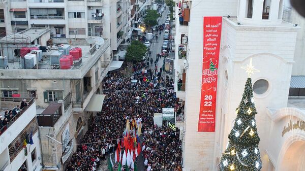 اللاذقية السورية تضيء شجرة ميلادها في رسالة فرح وتحدي بوجه الحصار - سبوتنيك عربي