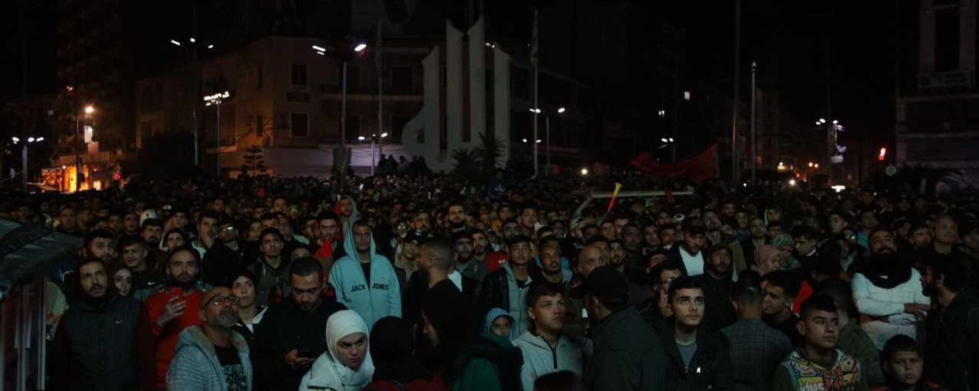 جماهير لبنانية بمدينة طرابلس تتابع مباراة المغرب والبرتغال   - سبوتنيك عربي, 1920, 16.10.2025