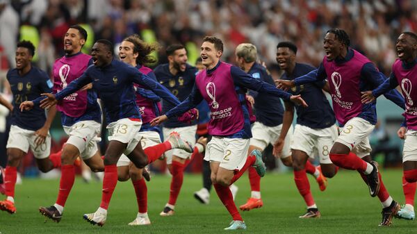 منتخب فرنسا بعد الفوز على إنجلترا في كأس العالم قطر 2022 - سبوتنيك عربي