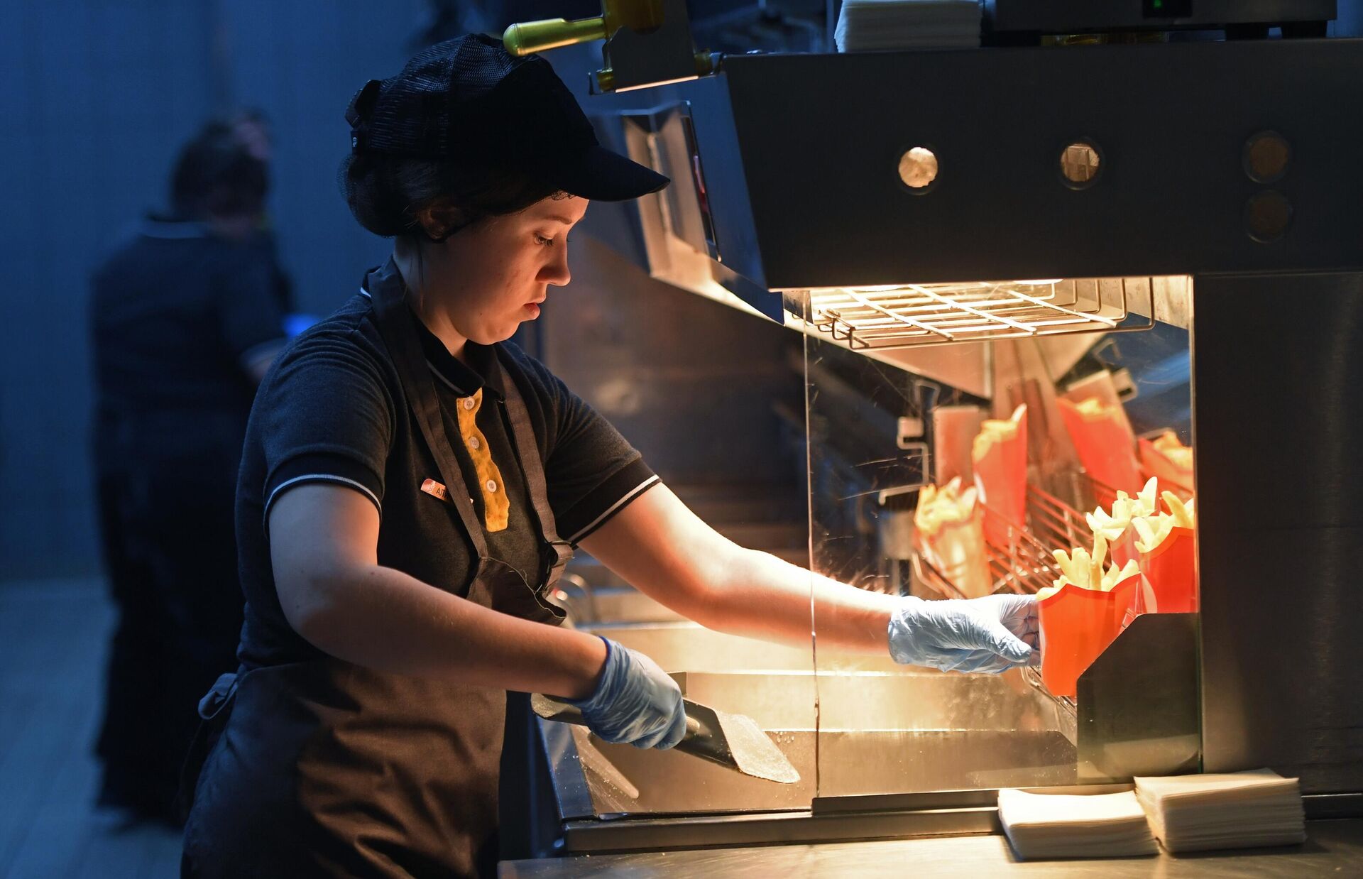 مطعم الوجبات السريعة الروسي فكوسنا إي توشكا في العاصمة موسكو  - سبوتنيك عربي, 1920, 12.12.2022