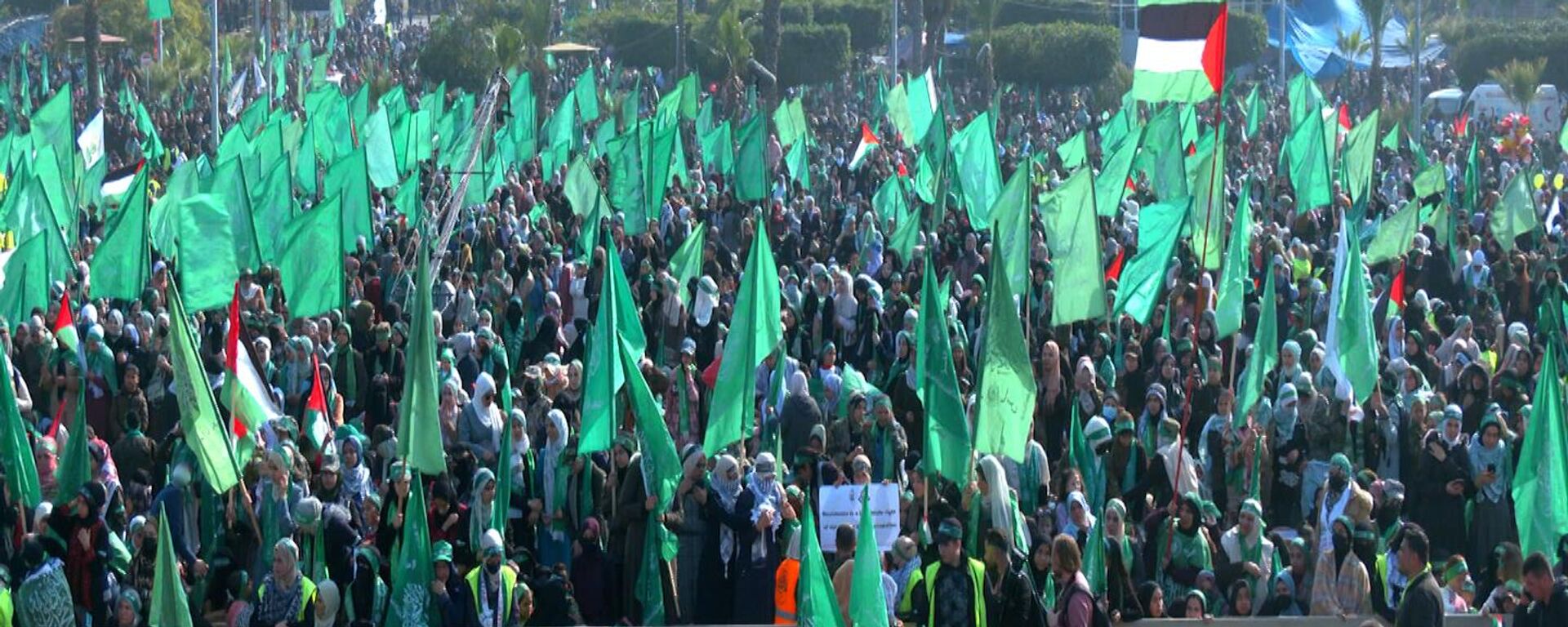 الاف الفلسطينيين يحيون ذكرى انطلاقة حركة حماس الـ 35 في قطاع غزة - سبوتنيك عربي, 1920, 02.03.2023