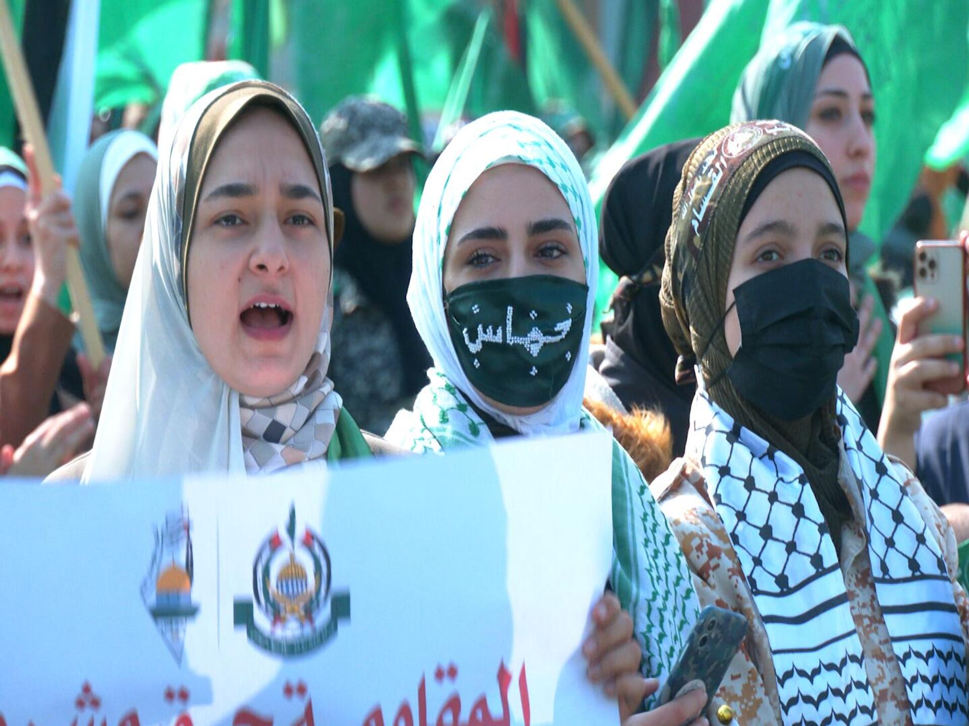 الاف الفلسطينيين يحيون ذكرى انطلاقة حركة حماس الـ 35 في قطاع غزة - سبوتنيك عربي, 1920, 14.12.2022