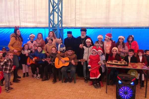 بابا نويل ينتزع أشواك الحصار والحرب من وجوه أطفال الحسكة - سبوتنيك عربي