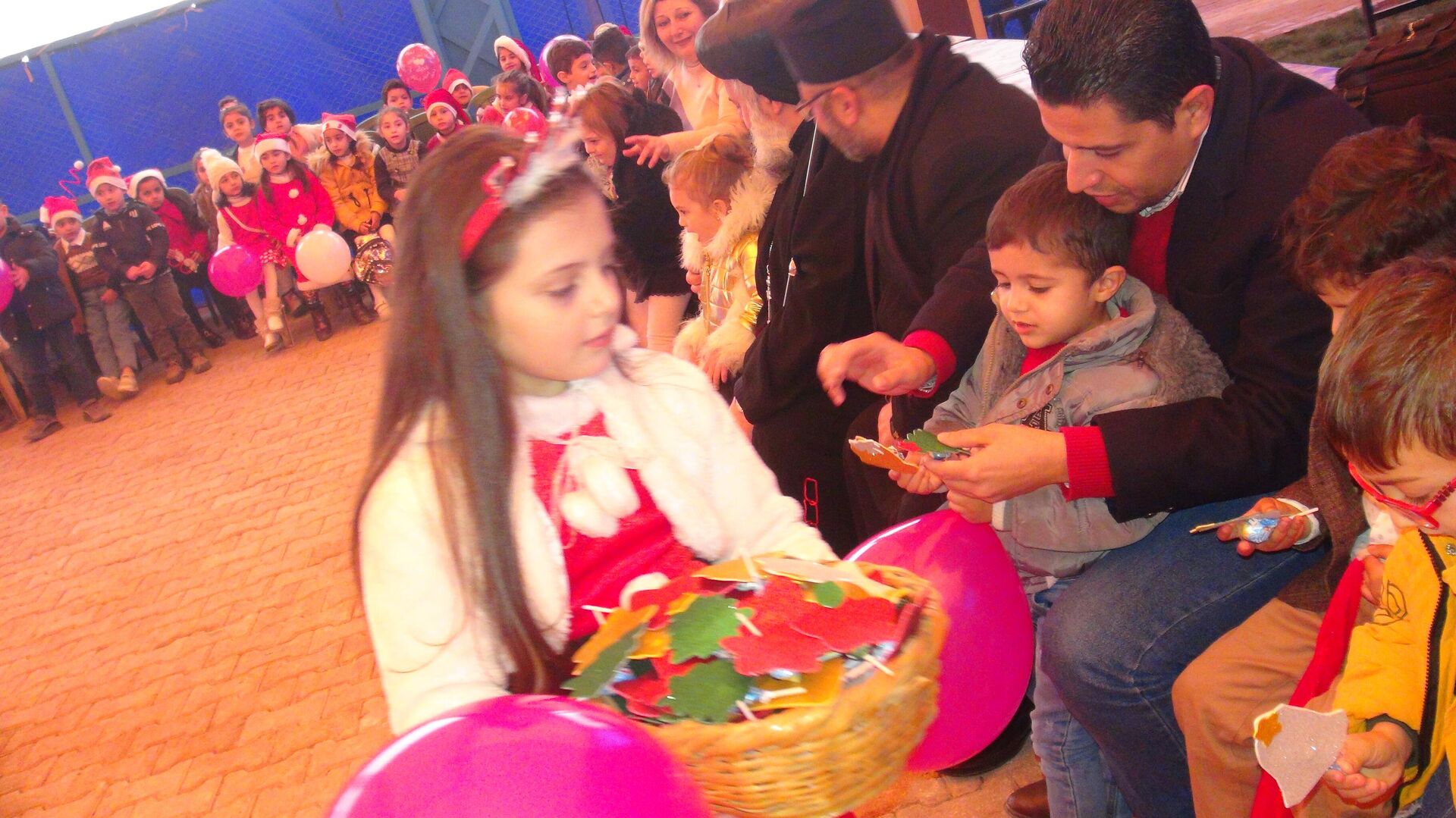 بابا نويل ينتزع أشواك الحصار والحرب من وجوه أطفال الحسكة - سبوتنيك عربي, 1920, 16.12.2022