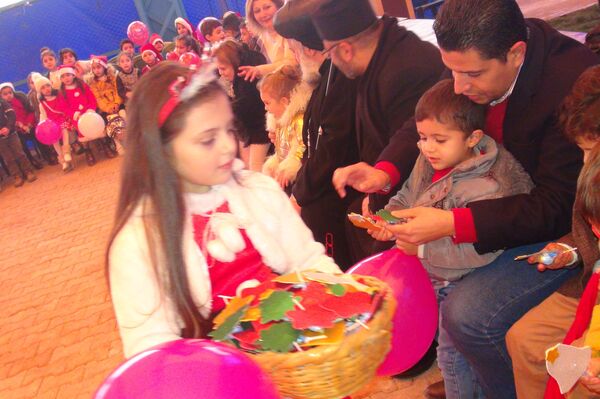 بابا نويل ينتزع أشواك الحصار والحرب من وجوه أطفال الحسكة - سبوتنيك عربي