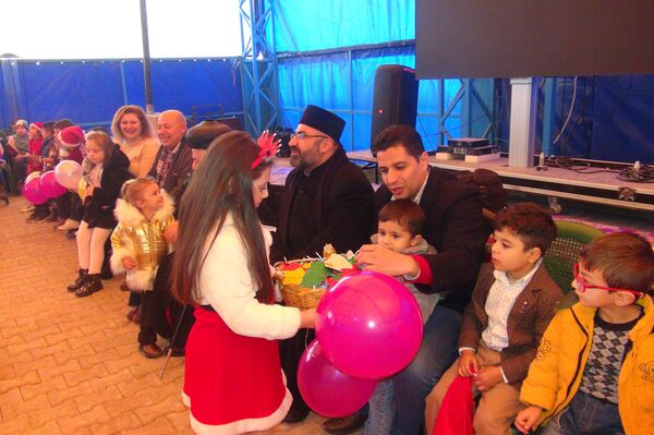 بابا نويل ينتزع أشواك الحصار والحرب من وجوه أطفال الحسكة - سبوتنيك عربي