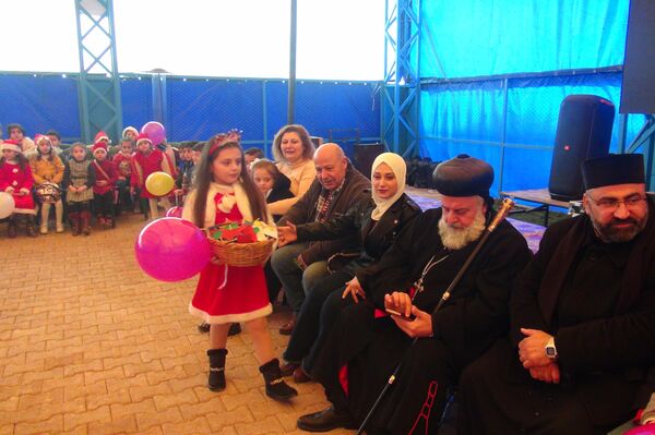 بابا نويل ينتزع أشواك الحصار والحرب من وجوه أطفال الحسكة - سبوتنيك عربي