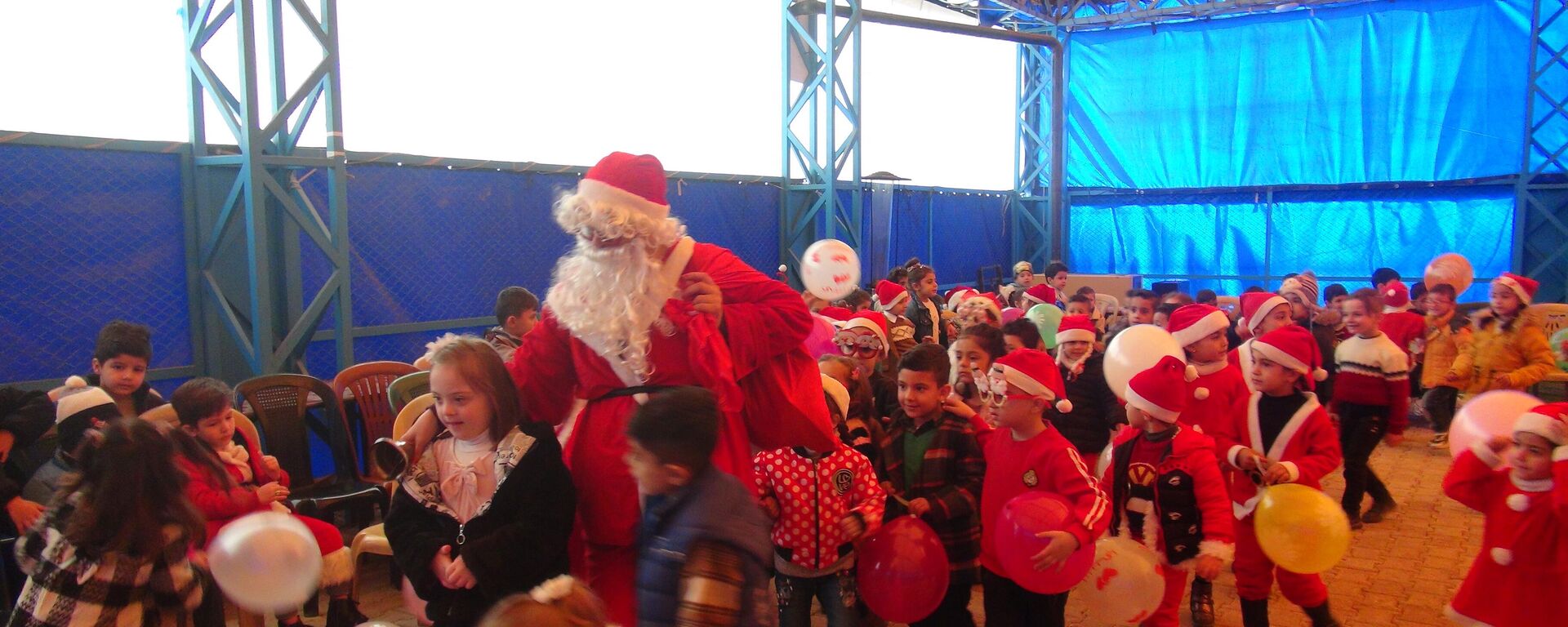 بابا نويل ينتزع أشواك الحصار والحرب من وجوه أطفال الحسكة - سبوتنيك عربي, 1920, 16.12.2022