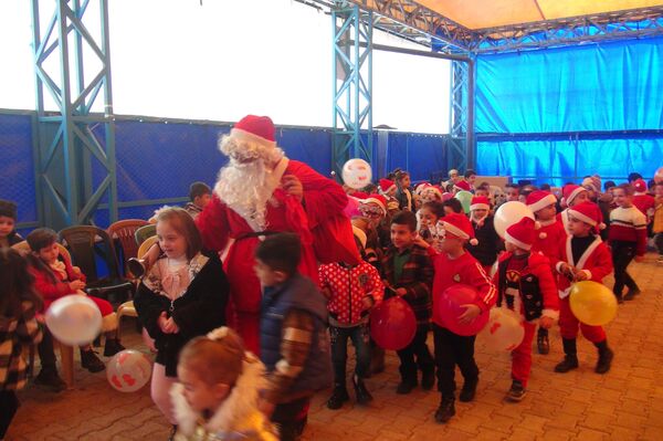 بابا نويل ينتزع أشواك الحصار والحرب من وجوه أطفال الحسكة - سبوتنيك عربي