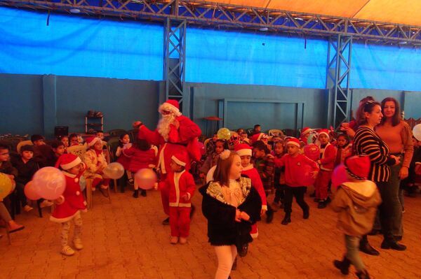 بابا نويل ينتزع أشواك الحصار والحرب من وجوه أطفال الحسكة - سبوتنيك عربي