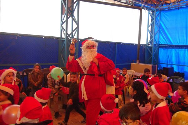 بابا نويل ينتزع أشواك الحصار والحرب من وجوه أطفال الحسكة - سبوتنيك عربي