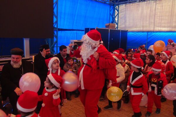 بابا نويل ينتزع أشواك الحصار والحرب من وجوه أطفال الحسكة - سبوتنيك عربي