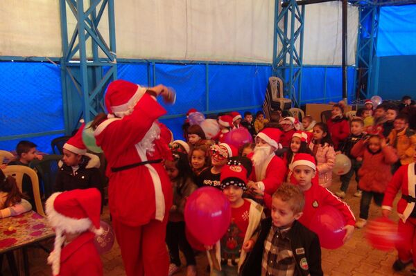 بابا نويل ينتزع أشواك الحصار والحرب من وجوه أطفال الحسكة - سبوتنيك عربي