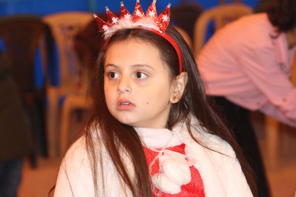 بابا نويل ينتزع أشواك الحصار والحرب من وجوه أطفال الحسكة - سبوتنيك عربي