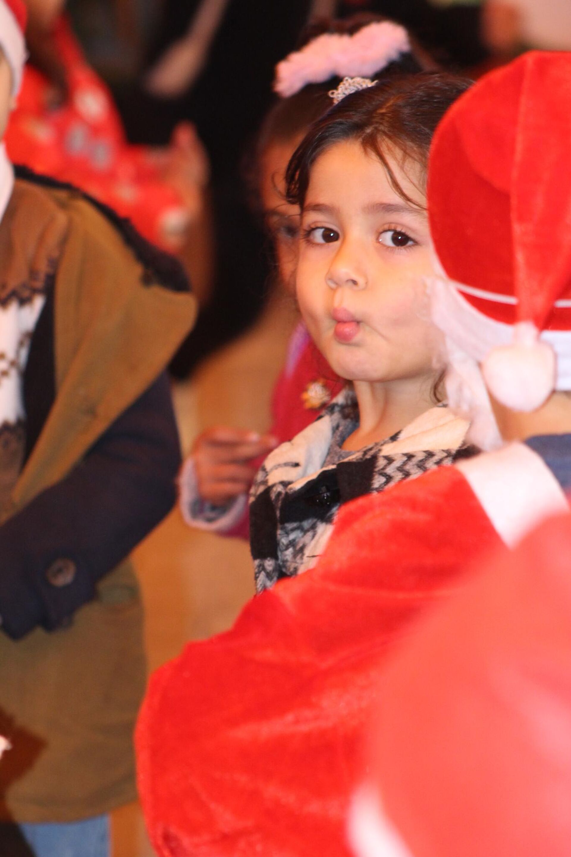 بابا نويل ينتزع أشواك الحصار والحرب من وجوه أطفال الحسكة - سبوتنيك عربي, 1920, 16.12.2022