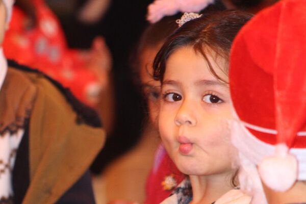 بابا نويل ينتزع أشواك الحصار والحرب من وجوه أطفال الحسكة - سبوتنيك عربي