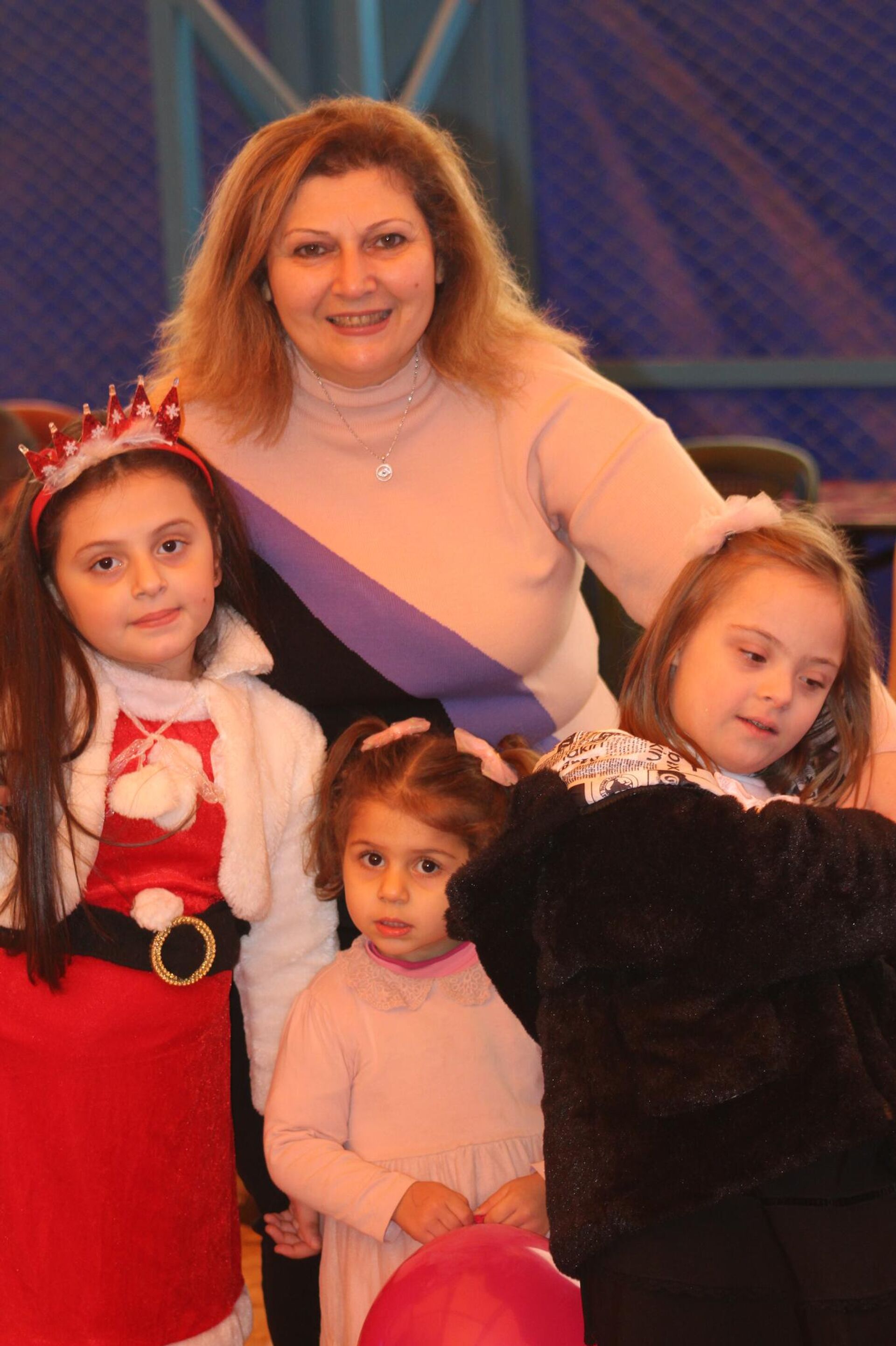 بابا نويل ينتزع أشواك الحصار والحرب من وجوه أطفال الحسكة - سبوتنيك عربي, 1920, 16.12.2022