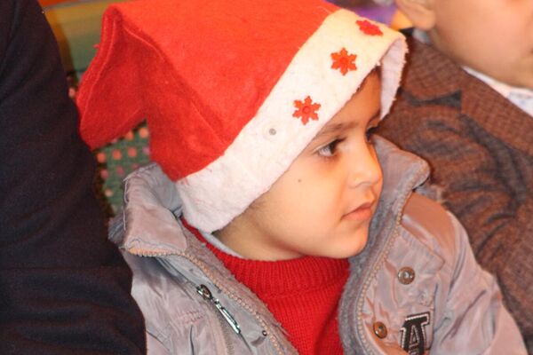 بابا نويل ينتزع أشواك الحصار والحرب من وجوه أطفال الحسكة - سبوتنيك عربي