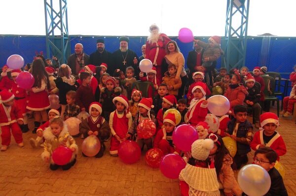 بابا نويل ينتزع أشواك الحصار والحرب من وجوه أطفال الحسكة - سبوتنيك عربي