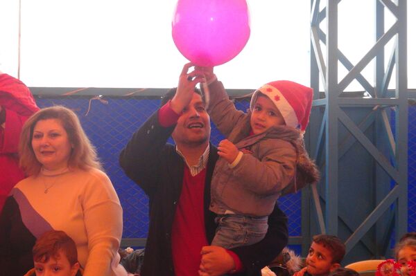 بابا نويل ينتزع أشواك الحصار والحرب من وجوه أطفال الحسكة - سبوتنيك عربي