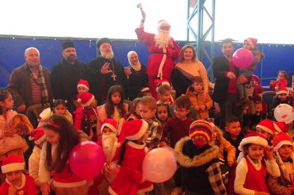 بابا نويل ينتزع أشواك الحصار والحرب من وجوه أطفال الحسكة - سبوتنيك عربي
