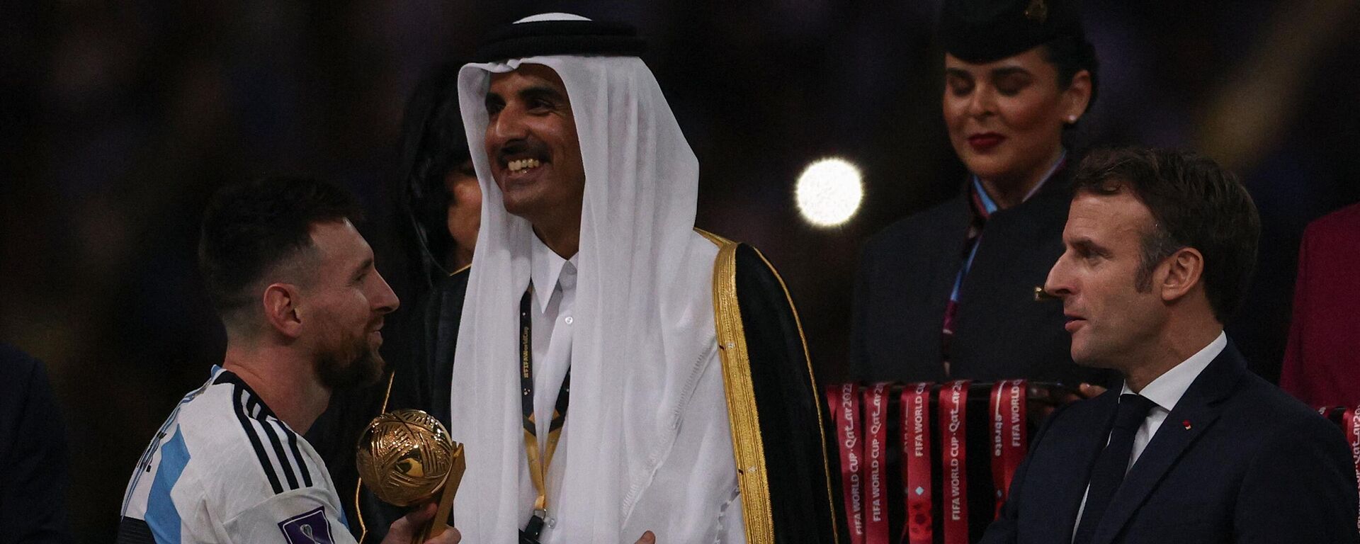 ميسي يتلقى التحية من أمير قطر الشيخ تميم بن حمد، والرئيس الفرنسي إيمانويل ماكرون، بعد فوزه بجائزة أفضل لاعب في كأس العالم 2022 - سبوتنيك عربي, 1920, 28.12.2022