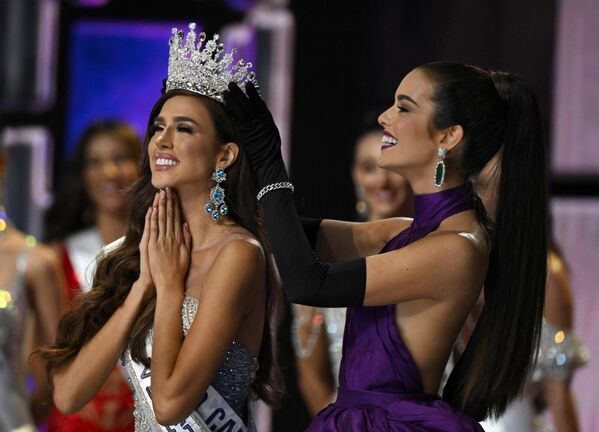 توجت ديانا سيلفا (إلى اليسار) من منطقة العاصمة بلقب ملكة جمال فنزويلا الجديدة من قبل ملكة جمال فنزويلا 2021 المنتهية ولايتها، أماندا دوداميل، في بوليدرو دي كاراكاس في كاراكاس - سبوتنيك عربي