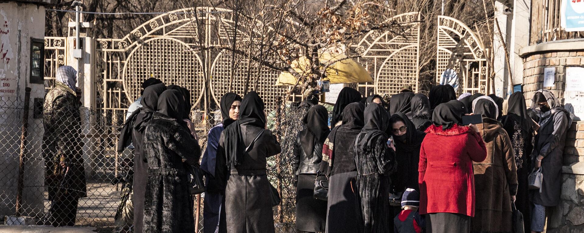 طالبات وعناصر أمن من طالبان خارج إحدى الجامعات في كابول، أفغانستان - سبوتنيك عربي, 1920, 27.12.2022