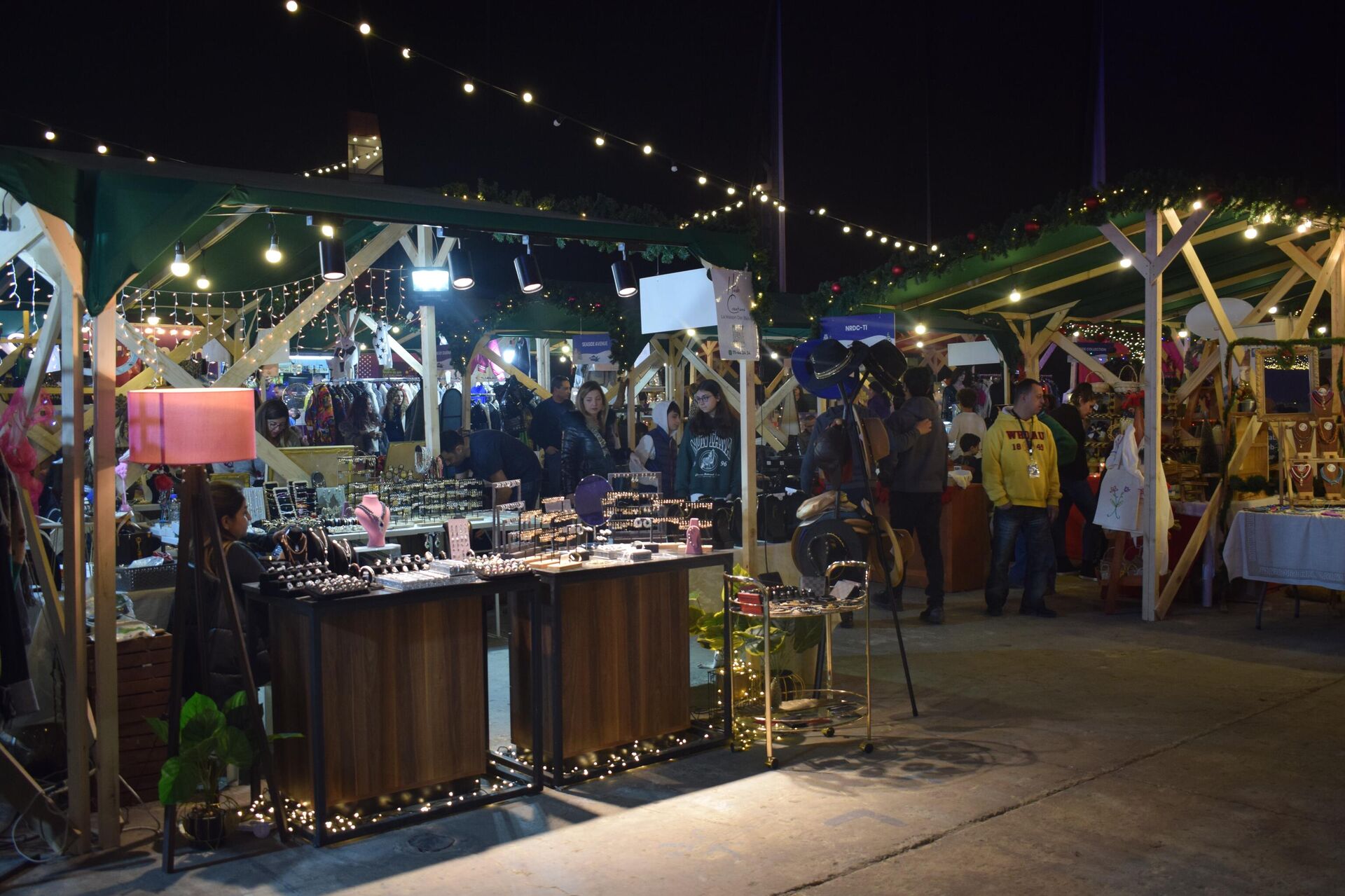 رغم الأزمات...اللبنانيون يحتفلون بالميلاد/فيديو  - سبوتنيك عربي, 1920, 24.12.2022