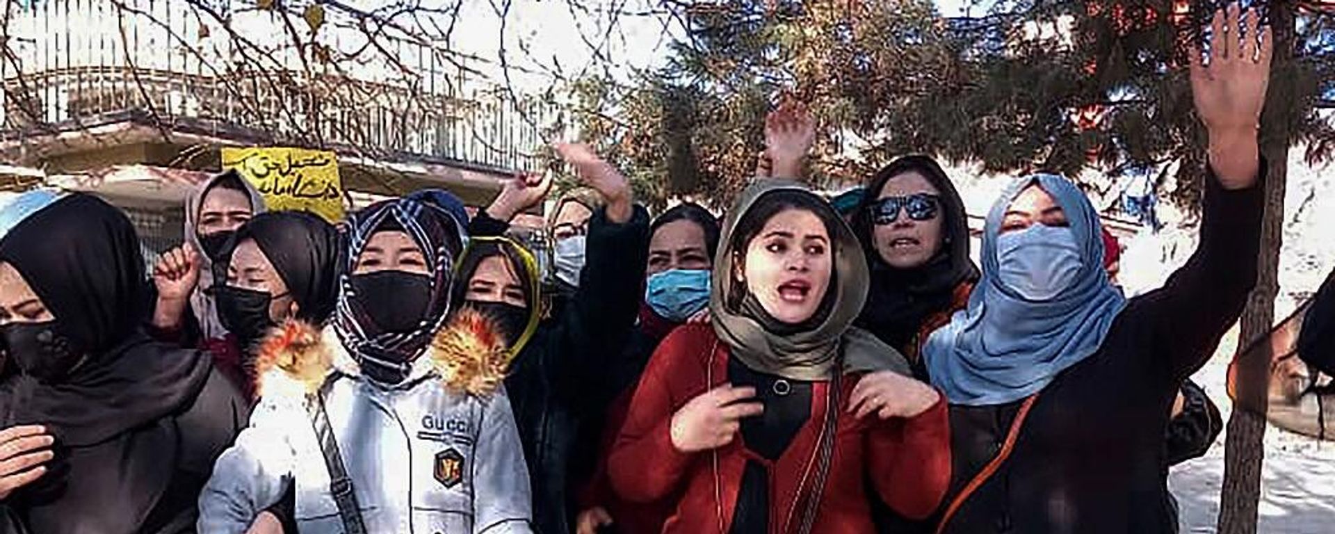 نساء أفغانيات يرددن شعارات احتجاجا على حظر التعليم الجامعي للنساء في كابول من جانب حكومة حركة طالبان، 22 ديسمبر/ كانون الأول 2022 نساء أفغانيات يرددن شعارات احتجاجا على حظر التعليم الجامعي للنساء في كابول من جانب حكومة حركة طالبان، 22 ديسمبر/ كانون الأول 2022 - سبوتنيك عربي, 1920, 24.12.2022