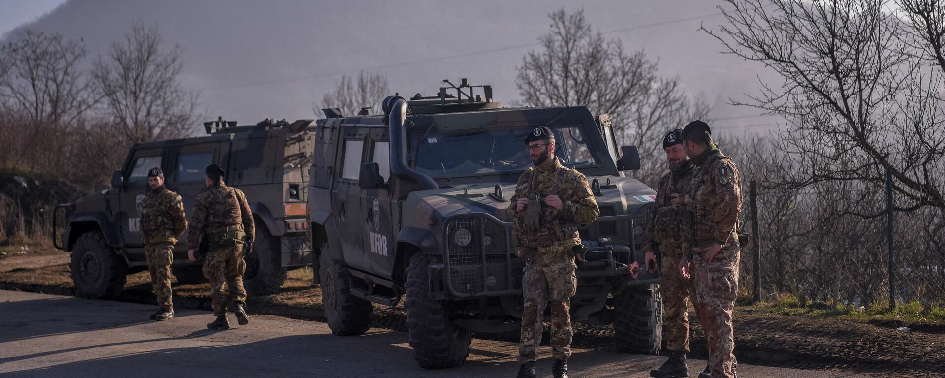 جنود إيطاليون يخدمون في بعثة حفظ السلام الدولية التي يقودها الناتو في كوسوفو بالقرب من طريق محصن بالشاحنات من قبل الصرب في قرية روداري بالقرب من بلدة زفيكان، 26 ديسمبر 2022 - سبوتنيك عربي, 1920, 27.05.2023