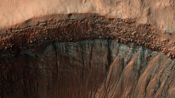 Вид на покрытый льдом край кратера на планете Марс - سبوتنيك عربي