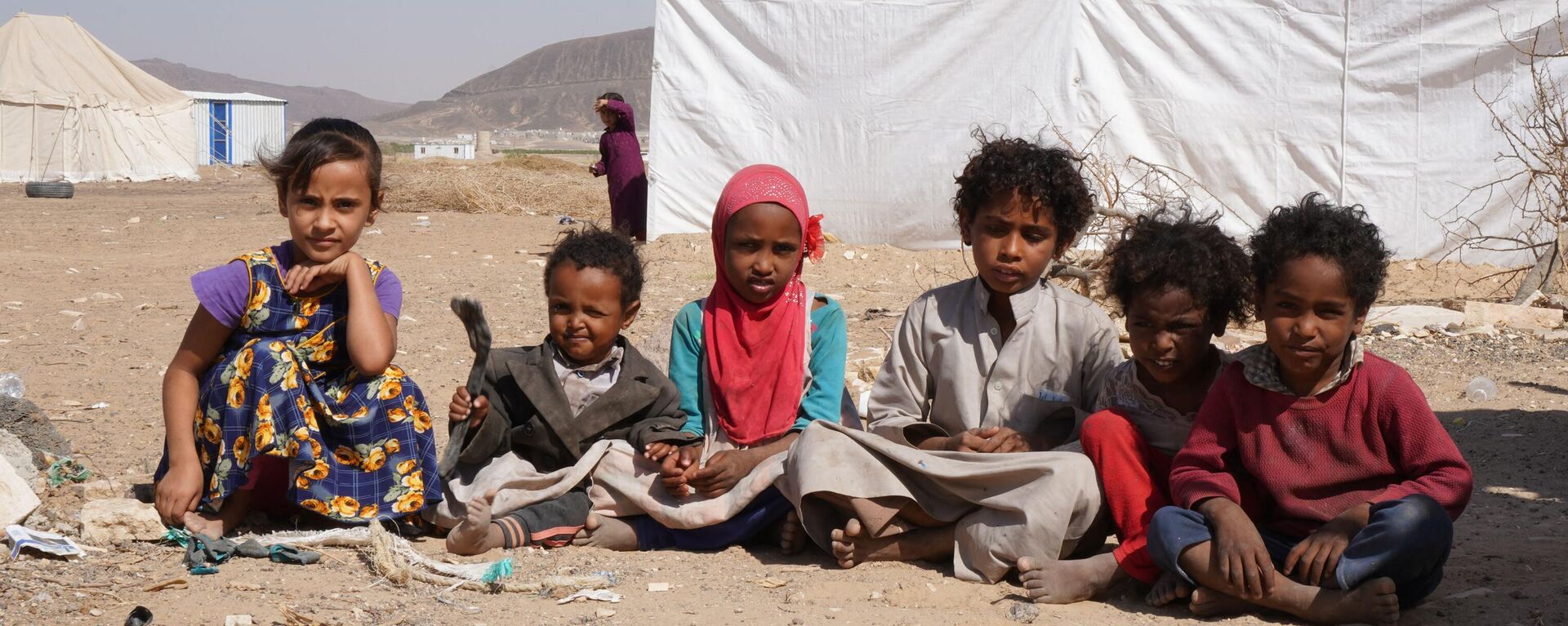 أطفال يمنيون يجلسون في مخيم جو النسيم للنازحين في ضواحي مدينة مأرب الشمالية، اليمن، فبراير 2021 - سبوتنيك عربي, 1920, 10.01.2023