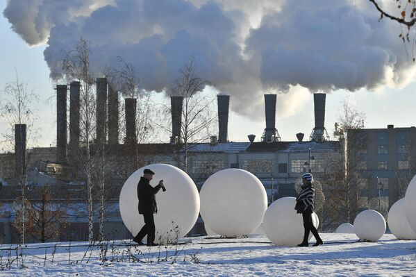 الناس يسيرون في حديقة زارياديه في موسكو، روسيا 7 يناير 2023 - سبوتنيك عربي