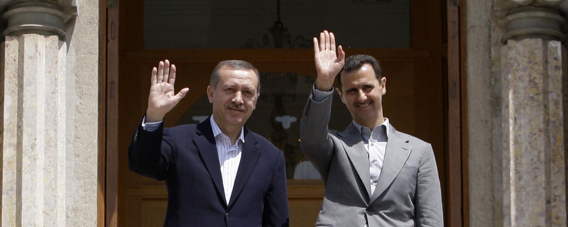 الرئيس السوري بشار الأسد (إلى اليمين) ورئيس الوزراء التركي سابقا (الرئيس الحالي) رجب طيب أردوغان  قبل اجتماع رسمي في اسطنبول في 9 مايو 2010. - سبوتنيك عربي, 1920, 06.03.2023
