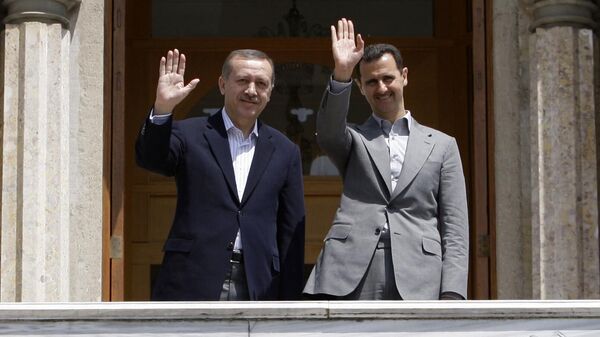 الرئيس السوري بشار الأسد (إلى اليمين) ورئيس الوزراء التركي سابقا (الرئيس الحالي) رجب طيب أردوغان  قبل اجتماع رسمي في اسطنبول في 9 مايو 2010. - سبوتنيك عربي