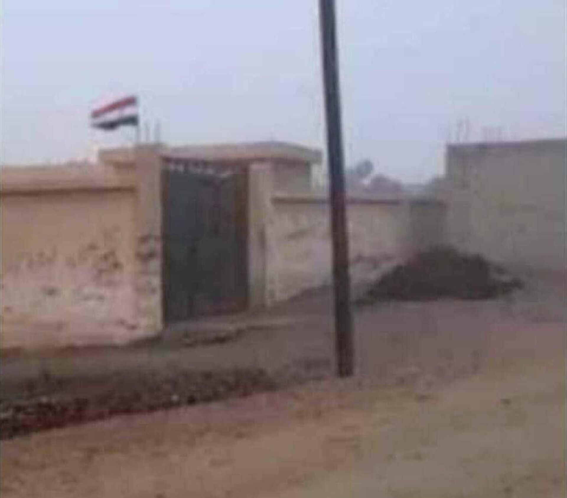 أهالي بلدة يرفعون العلم السوري قبالة القاعدة الأمريكية في حقل نفطي شرقي سوريا - سبوتنيك عربي, 1920, 10.01.2023