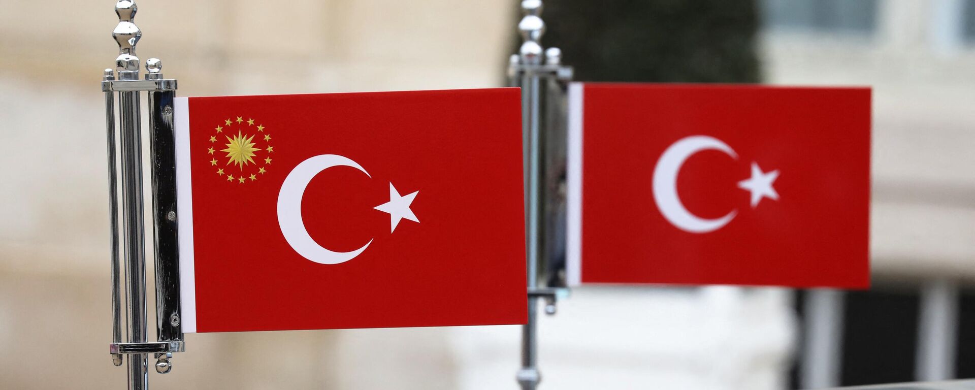 صورة تظهر علمي تركيا والرئاسة التركية على سيارة خلال زيارة الرئيس التركي لباريس في 5 يناير 2018 - سبوتنيك عربي, 1920, 11.01.2023