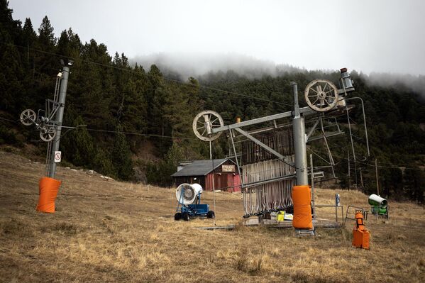 تُظهر هذه الصورة التي تم التقاطها في 8 يناير 2023 مصعدًا للتزلج على السطح على أرض خالية من الثلوج في منتجع التزلج المهجور في بويفالادور، في جبال البرانس الفرنسية. - سبوتنيك عربي