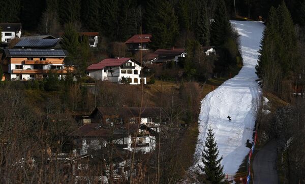 متزلج يتجه أسفل منحدر الثلج الاصطناعي في أوبرستدورف، جنوب ألمانيا، في 27 ديسمبر 2022 بدرجات حرارة تقارب ست درجات مئوية. - سبوتنيك عربي