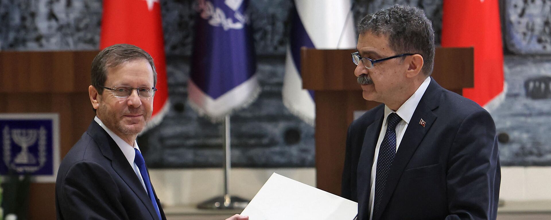 سفير تركيا الجديد لدى إسرائيل، شاكر أوزكان تورونلار، خلال تقديمه خطاب اعتماده إلى الرئيس الإسرائيلي إسحاق هرتسوغ - سبوتنيك عربي, 1920, 07.09.2023