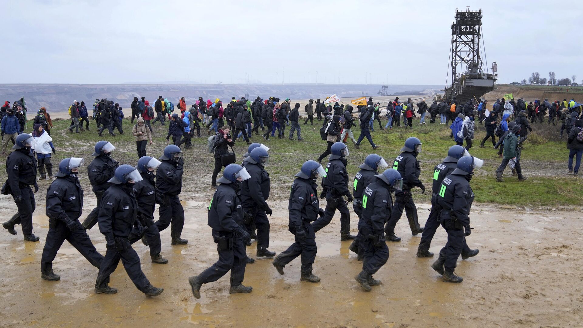 إصابة أكثر من 70 ضباط شرطة بجروح في لوتسيرات في ألمانيا خلال قمع المتظاهرين إصابة أكثر من 70 ضباط شرطة بجروح في لوتسيرات في ألمانيا خلال قمع المتظاهرين - سبوتنيك عربي, 1920, 22.02.2025