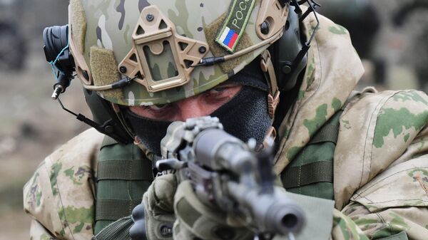 مقاتل روسي من كتيبة بافل سودوبلاتوف في ساحة تدريب للمتطوعين في منطقة زابوروجيه، العملية العسكرية الخاصة، روسيا - سبوتنيك عربي