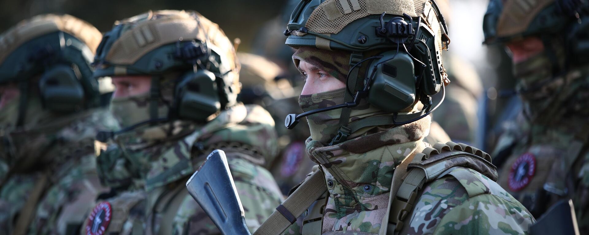 متطوعو مفرزة ستالينغراد في مامايف كورغان في فولغوغراد قبل إرسالهم إلى منطقة العملية العسكرية الخاصة. - سبوتنيك عربي, 1920, 24.04.2025