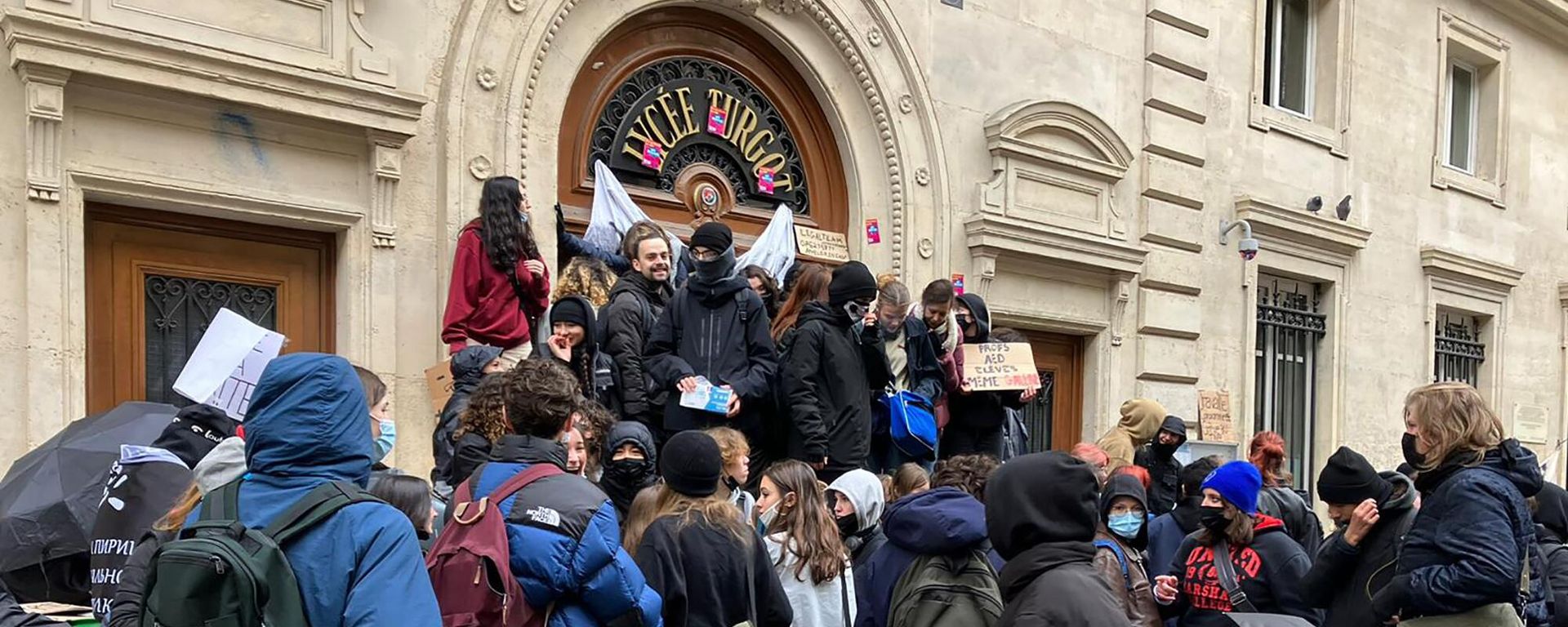 المنصات الخشبية تحترق، حيث تجمع المتظاهرون خلال مسيرة دعت إليها النقابات العمالية الفرنسية خارج جار دي ليون، في باريس، فرنسا  19 يناير 2023. - سبوتنيك عربي, 1920, 30.06.2023