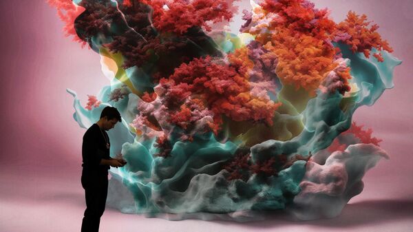 رجل يقف أمام شاشة تعكس صورة مرجان اصطناعي داخل مركز مؤتمرات دافوس، عشية الاجتماع السنوي للمنتدى الاقتصادي العالمي في دافوس، سويسرا،  15 يناير 2023. - سبوتنيك عربي