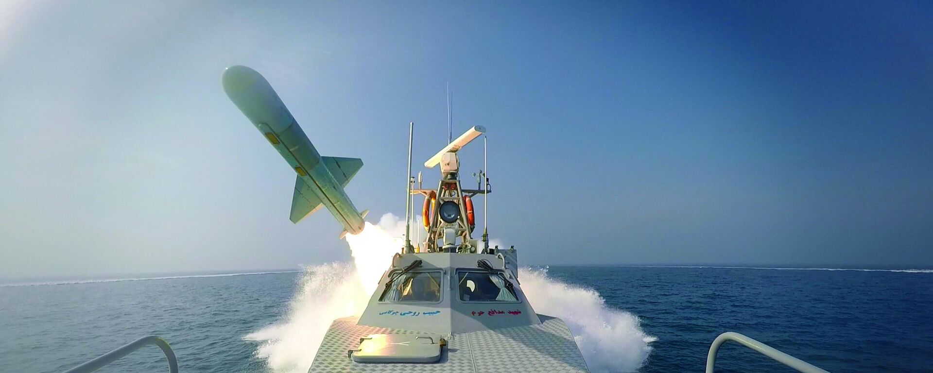 في هذه الصورة التي نشرها الحرس الثوري الإيراني يوم 17 يناير 2023، تم إطلاق صاروخ من قارب خلال مناورة بحرية في الخليج العربي بإيران. - سبوتنيك عربي, 1920, 25.07.2023
